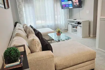 Image de The spacious loft apartment 3/2 kingbed with stairs, pool and Grill sleeps 7.