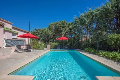 Image de Appartement 'Ptit Coin De Paradis Plage Peguiere' avec piscine privée, Wi-Fi et climatisation