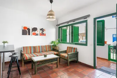 Image de Appartement de vacances 'Famarabeach' avec vue sur les montagnes, terrasse privée et Wi-Fi