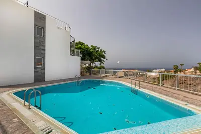 Image de Appartement de vacances 'Tenerife Duplex Callao 2' avec vue sur la mer, piscine partagée et Wi-Fi