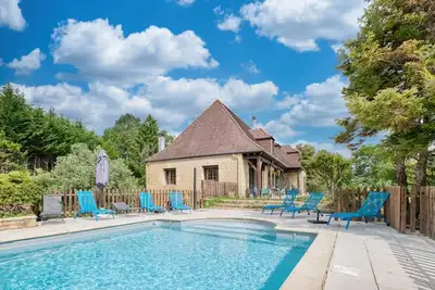 Image de Grande maison familiale avec piscine et vue panoramique, près de Sarlat