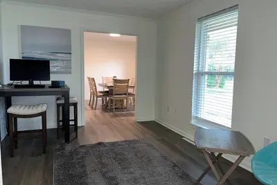 Image de Wheelchair Accessible Executive, Guest, Medical Str. Pet Friendly, Quiet, Safe.