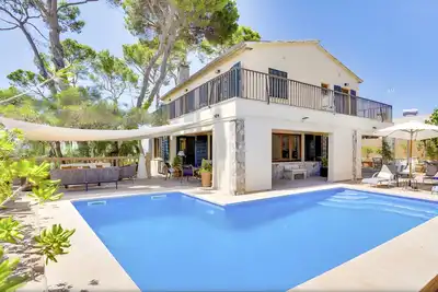Image de Villa près de Palma en bord de mer avec un jardin et une piscine d'eau salée.