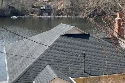 Image de Waterfront 3-bedroom house with Ac and WiFi in tranquil Southbury