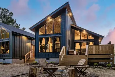 Image de Cabin Retreat w\/ Sauna, Hot Tub, Fire Pits & Golf!