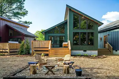 Image de Cozy Cabin w\/ Hot Tub, Sauna, Pickleball & Plunge!