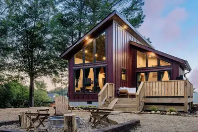 Image de Comfy Cabin w\/ Pickleball, Golf, Sauna & Hot Tub!