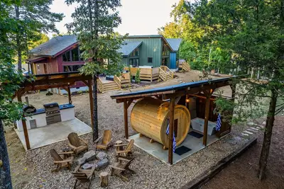 Image de 3 Cabins w\/ Sauna, Hot Tubs, Pickleball, & Golf!