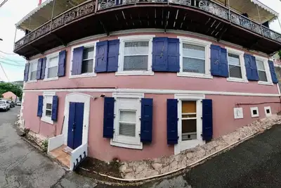 Image de King's Lighthouse – 3-Story Gem for 18 Guests