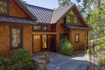 Image de Hook's Nest-Magnificent Waterfront Luxe Home, Chef's Kitchen, Outdoor Fireplace, Close to Adventure