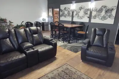 Image de Spacious lodge with custom bunk rooms in prime Lake Area with ample parking.