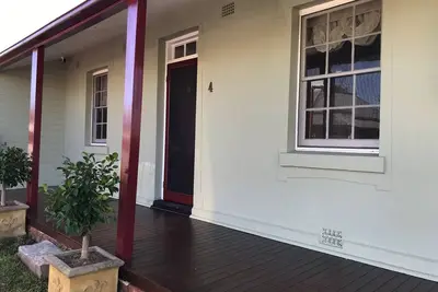 Image de 1840s Cottage in historic Windsor