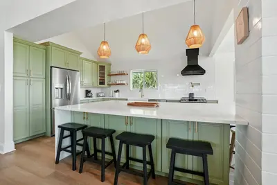 Image de Spacious 4br Lakeview Getaway, Gourmet Kitchen + Family-Friendly Fun