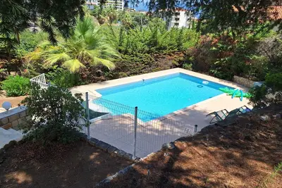 RdC de villa, jardin, idéalement situé, clim, accès piscine privée, 300m plage.