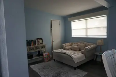 Cozy 2 Bedroom close to Beaches