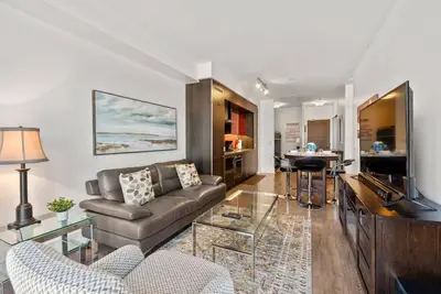 Image de Executive Comfort: Modern 2br Suite with Parking