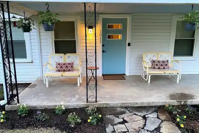 Image de 3-bedroom, 2 bath farmhouse in beautiful Hillsborough with highspeed WiFi & more