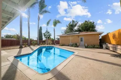 Image de Furnished pet friendly 1 bed 1 bath house with a pool, wifi, Ac, washer & dryer
