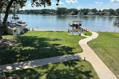 Image de Lake Norman lake front retreat - lower unit, pet friendly.