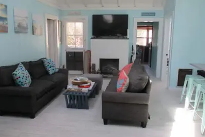 Image de Steps from the beach. 5-bedroom house in charming Ocean Beach, Fire Island, Ny.