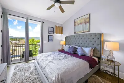 Image de Downtown Townhome-Southside-King Bed!