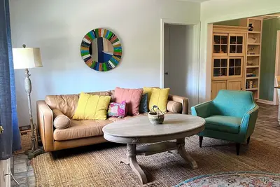 Image de The Peach House in Walkable Jacksonville Beach, Close to Restaurants and Shops