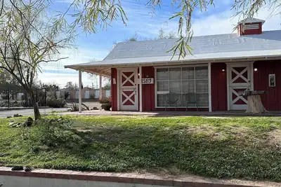 Image de Old West Charm - Room w\/living room & space to relax, cook & dine on the patio.