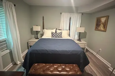 Image de University Creek is a one bedroom apt. 3. 5 miles from Unc on a small creek.