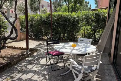 Image de La maison sous les arbres.