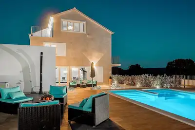 Image de Superbe maison Ă Praznica avec sauna