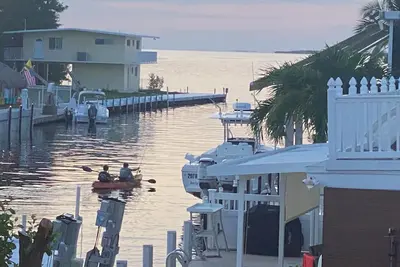 Image de Waterfront home in Pirates Cove offers a blend of serenity and adventure