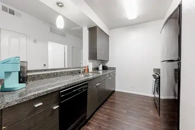 Image de Specious 2 bdr in Mdr with Balcony, Free Parking