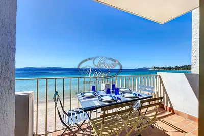Image de Appart moderne vue mer pieds dans l'eau plage de Cavalière