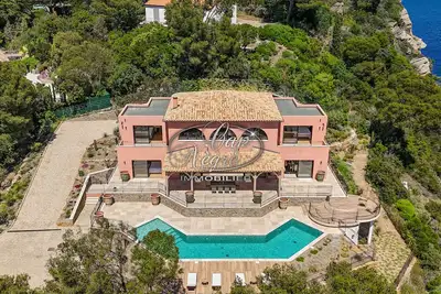 Image de Propriété de prestige avec piscine et vue panoramique sur la mer au Cap Nègre