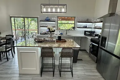 Image de Bright, modern, and comfortable home on Lake Tenkiller