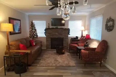 Image de No Stairs - 2 bedroom condo - Walk to Downtown - near Adventure Park