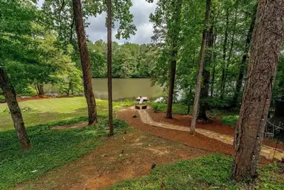 Image de Outdoor Soaking Tub, Lake-front Tiny Home