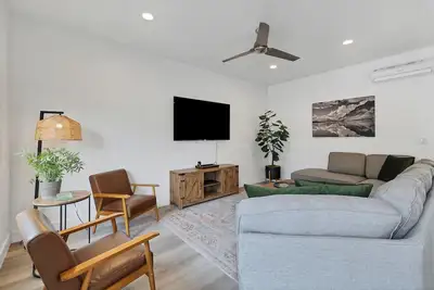 Image de Newly furnished 5bd/4. 5ba Townhome - The Vue 30 welcomes you!