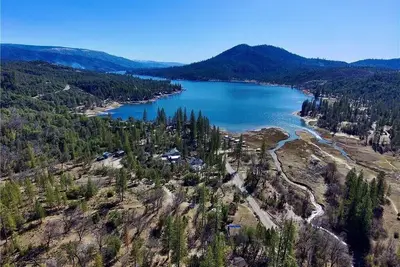 Image de Near Yosemite, the ultimate Bass Lake Cabin House