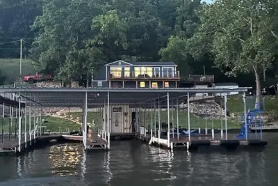Image de Lakeside cottage- 2 bed/2 bath + bunkroom with great views for fun, sleeps  12!