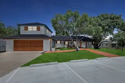 Image de Grand Lakehouse + Hot Tub + Kayaks + Bunk House!