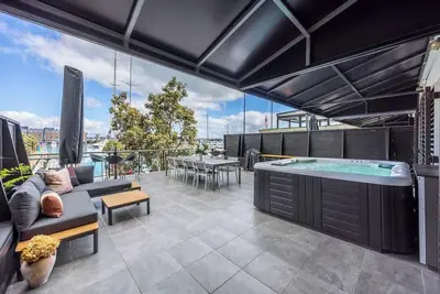 Image de Stunning Viaduct Apartment with Harbour views