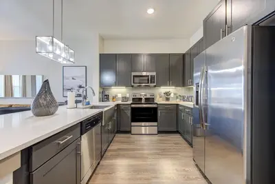 Image de Luxury Modern Art1-Bedroom Apt. Near Eateries, Theatre, and Patio Pool View.