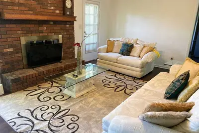 Image de Charming 3-Bedroom Home with Serene Nature Views