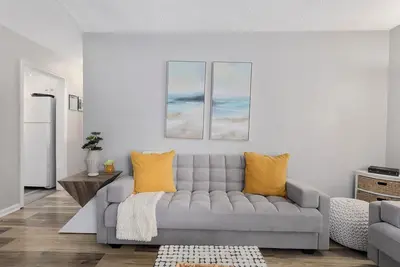 Image de Great Home Base for Exploring KC_2BR_Suburb