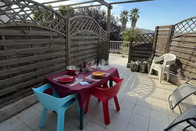 Image de Studio calme avec terrasse, piscine, proche plages et centre, climatisation