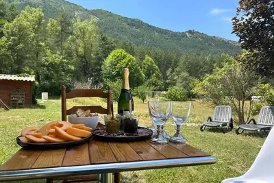 Homerez - Maison spacieuse à Castellane avec jardin et vue montagne