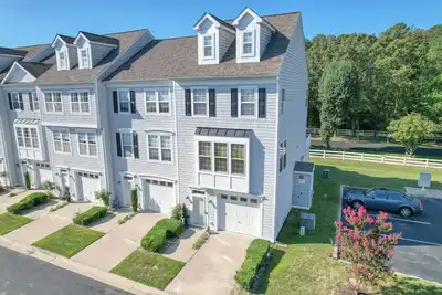 Image de Spacious 4-bed 3. 5-bath Townhome in Long Neck with Ac, Swimming Pool & Game Room