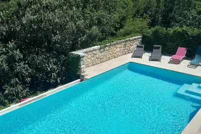 Image de Très jolie villa atypique avec sa grande piscine à débordement