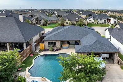 Image de Lubbock's Modern Oasis Pool/ Hot Tub Gorgeous home